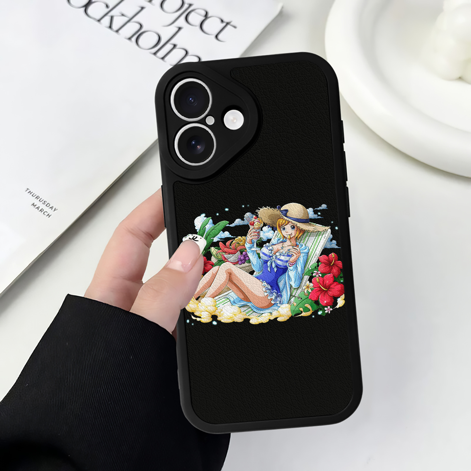（画像用） ワンピース ナミ ONE PIECE Nami 【iPhone 16シリーズ対応】シリコンスマホケース（レザー調） 材質：シリコン